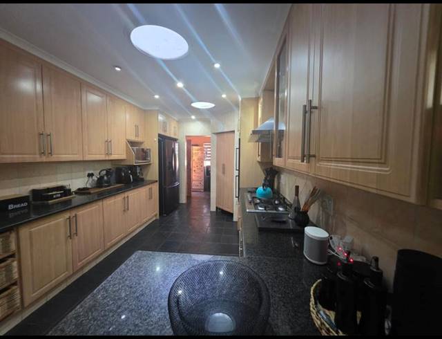 5 BEDROOM HOUSE FOR SALE IN GREENHILLS